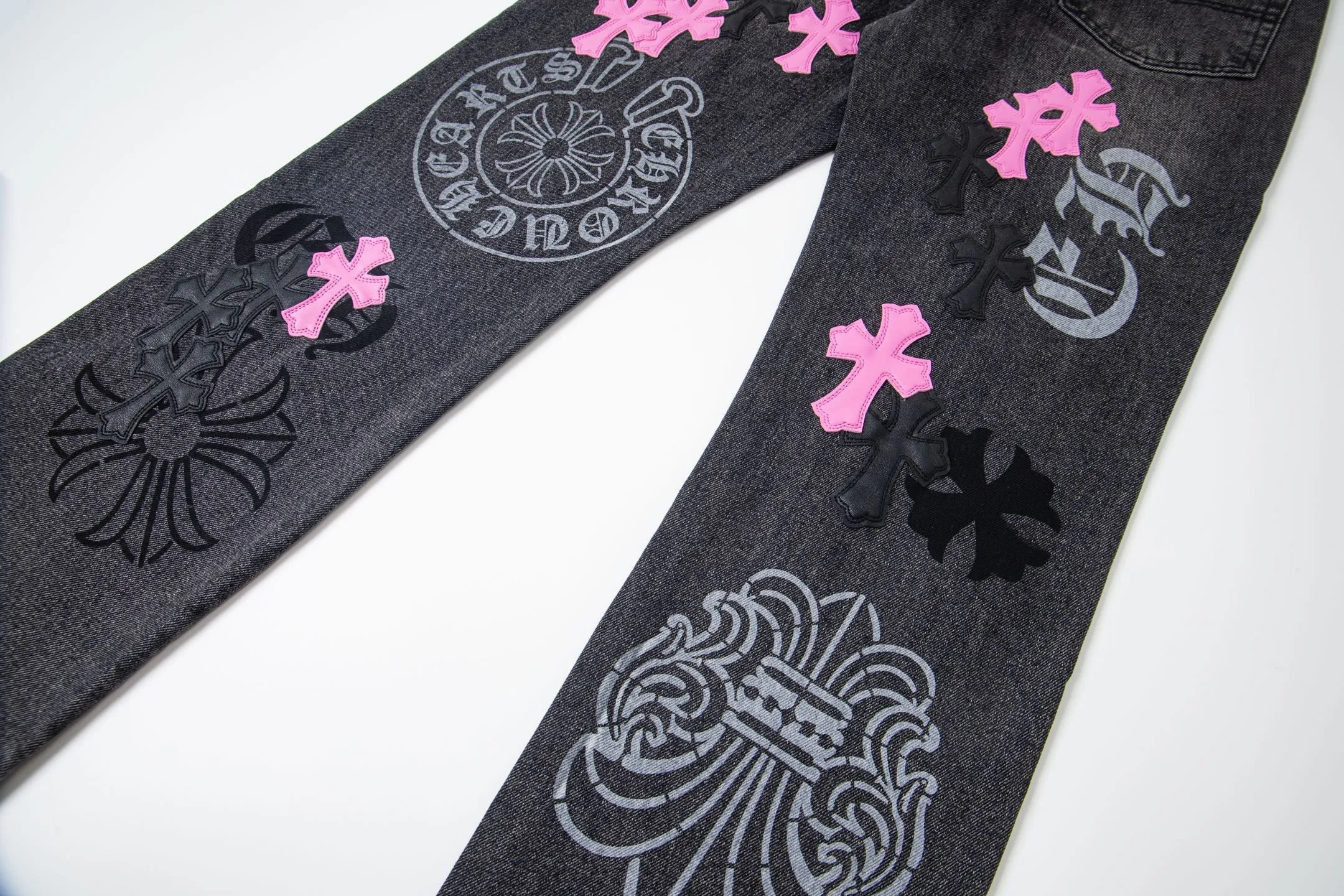 P240 Chrome Hearts Chrome Hearts Jeans Purple Matty Boy Sex Records Rivet Work Jeans CH Jeans need to be disassembled and washed before being dismantled and hand-stitched with sheepskin cross leather and then spliced ​​together. The whole piece has too many craftsmanship to explain. The cabinet price is 16W+, the patchwork cross pattern is embellished, and the high-waisted washed jeans! ! Absolutely high-end luxury products, 8W+ level god-level items, super popular products, made with top heavy industry, a magic weapon that cannot be missed. About Kroxin This is an extremely luxurious fashion brand, which can also be called the aristocrats of the high street. It has always been an exclusive brand for some hipsters or rich second generation. Compared with ordinary high streets, it is more luxurious and noble. Compared with luxury brands, it has a more fashionable personality and has always been a brand that I have a special liking for. Style number: 1761# Size: 28 30 32 34 36